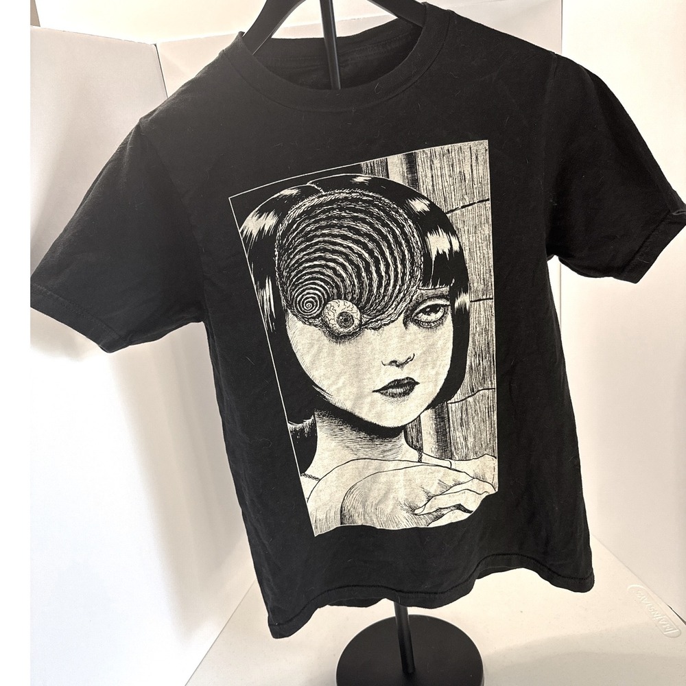 Uzumaki Junji Ito Ripple Junction Black Graphic T-Shirt XS Manga Horror Azami